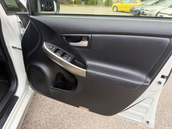 Toyota Prius Self Charging Hybrid 393767483