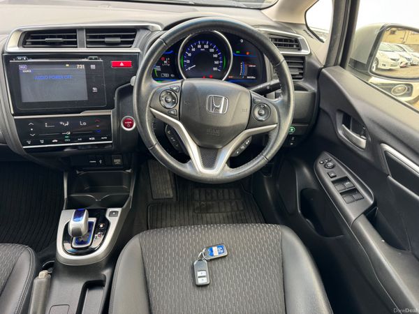 Honda Fit 1.5 hyrbid 63000kms 2014 395664449