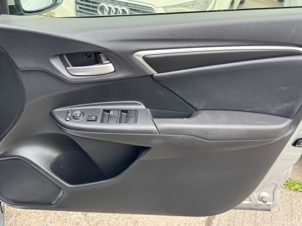 Honda Fit 1.5 hyrbid 63000kms 2014 395664477