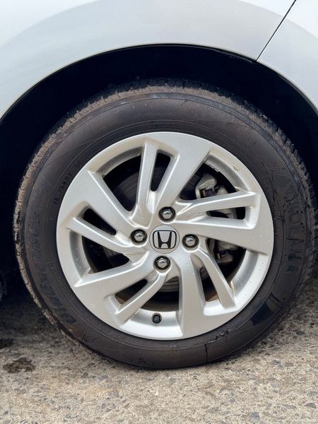 Honda Fit 1.5 hyrbid 63000kms 2014 395664493