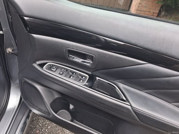 161 Mitsubishi Outlander  2.0 Petrol 4 Wheel Drive 395799039