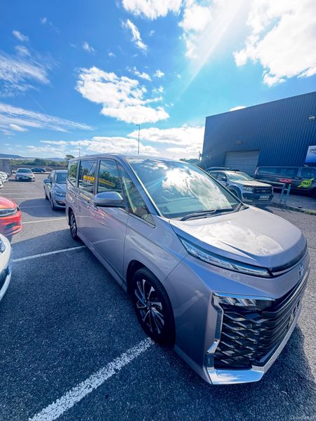 Toyota Voxy 7 Seater hybrid 395805015