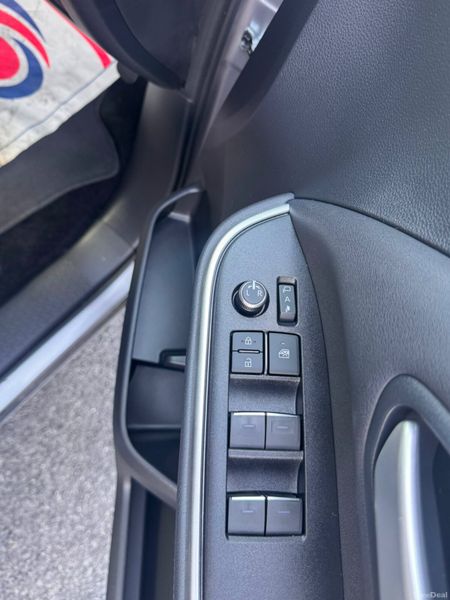 Toyota Voxy 7 Seater hybrid 395805039