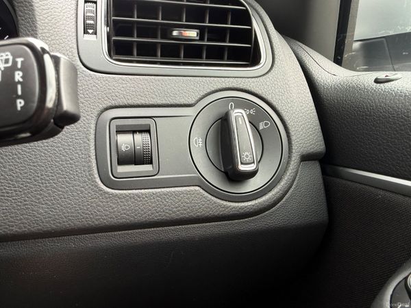 Volkswagen Polo 1.2L 152 Automatic(Apple car play) 395823261