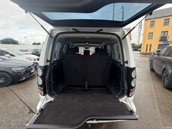 141 Land Rover Discovery 3.0SDV6 - 7 SEATER - 396001241