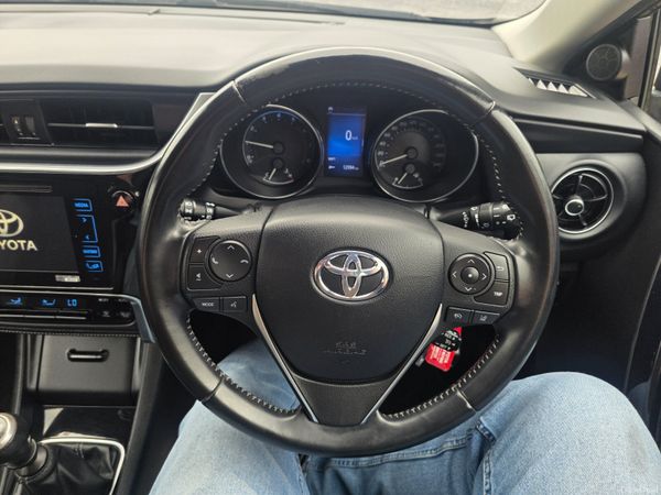Toyota Auris 2017 396900387