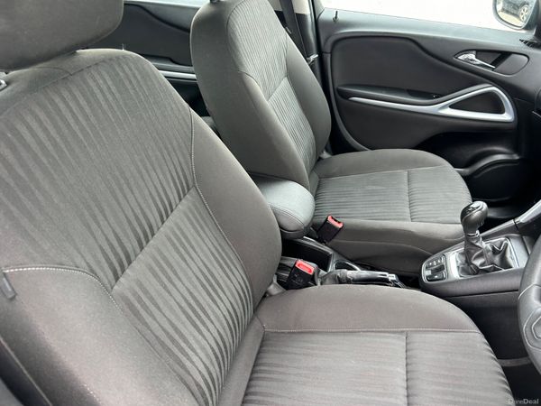 Opel Zafira 2016 (7 Seater ) 397055207