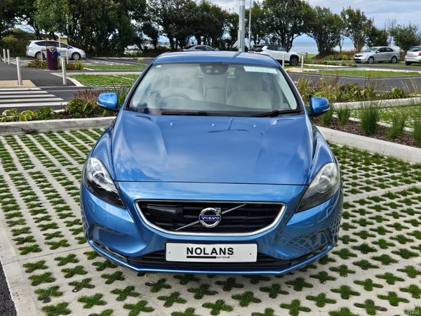 2016 Volvo V40 SE LUX, 3 of 27