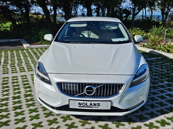 2016 Volvo V40 SE, 2 of 35