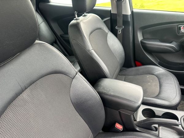 Hyundai ix35 Executive ( low kilometres) 397841137