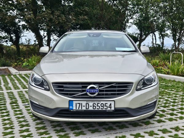 2017 Volvo V60 SE Lux, 3 of 39