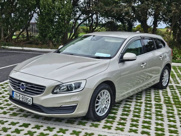 2017 Volvo V60 SE Lux, 4 of 39