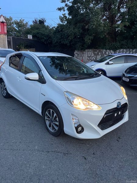 2015 Toyota Aqua, 2 of 9
