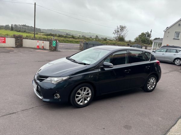 Toyota Auris 2014 398740713
