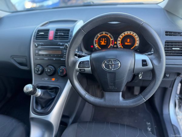 Toyota Auris 2011 398917433