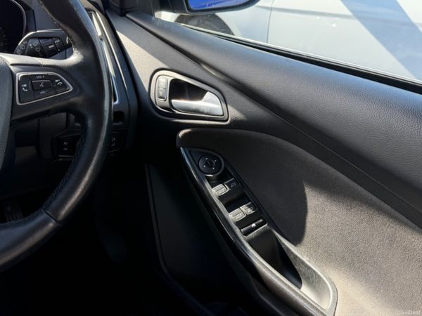 Ford Focus TITANIUM 399377537