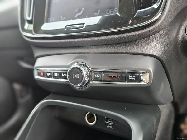VOLVO XC40 MOMENTUM 150 BHP // 04/27 NCT 399464425