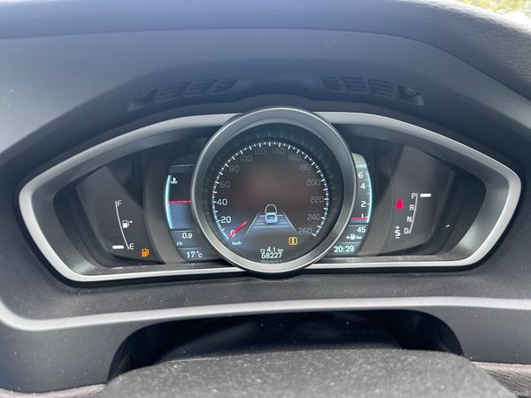141 Volvo V40 1.6 Low Mileage 400040811