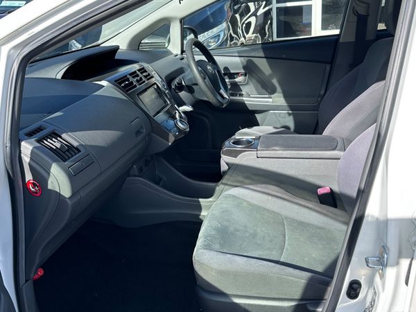 12 Toyota Prius Alpha Hybrid 400042089