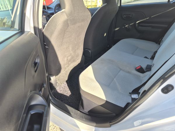 2017 Toyota Aqua  (LONG NCT) 400511201