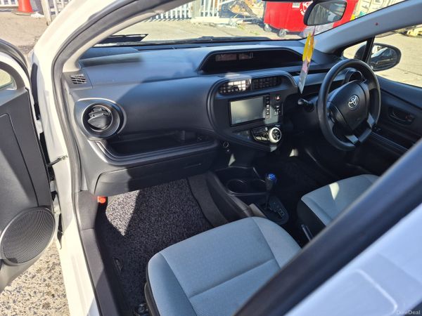 2017 Toyota Aqua  (LONG NCT) 400511203