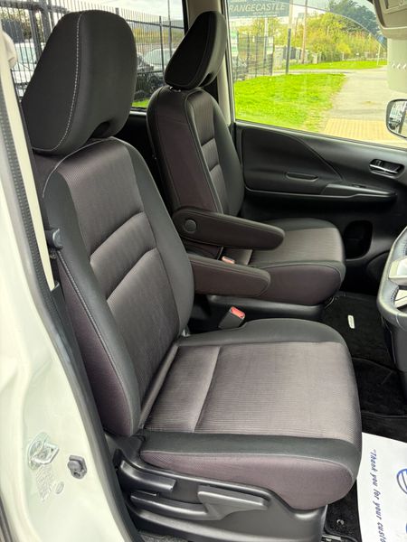2017 Nissan Serena 2.0 S-Hybrid LOW KMS 8 SEATS 400536179