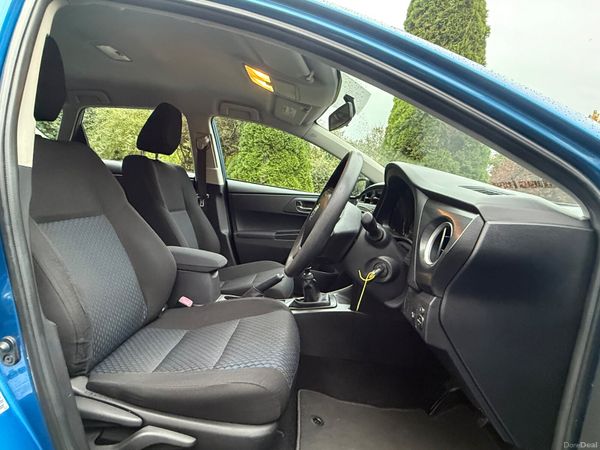 Low km 2014 Toyota Auris! 400914261