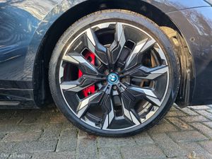 2024 BMW 550E M-SPORT PRO XDRIVE. - Image 3