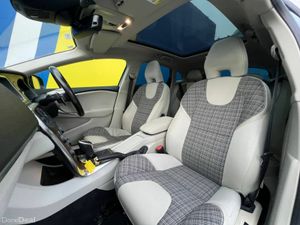Volvo V40 D4 2.0 D // PANORAMIC SUNROOF // VOLVO S - Image 2
