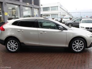 2.0D4 CROSS COUNTRT EDITION 5DR HATCHBACK AUTO // - Image 3