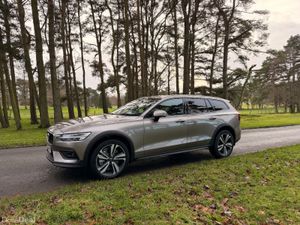 Volvo V60 2021 AWD Cross Country - Image 3