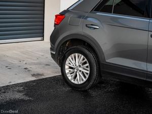 Volkswagen T-Roc Design 1.5 TSI M6F 150HP 5DR - Image 3