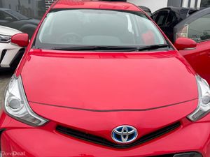 Toyota Prius 7 seater alpha  2017 - Image 2