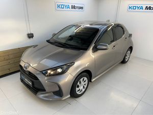 Toyota Yaris 1.5 PETROL HYBRID AUTOMATIC // FULL P - Image 2