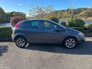 Fiat Punto LOUNGE 1.2 5dr ** LOW KMS ** - Image 3