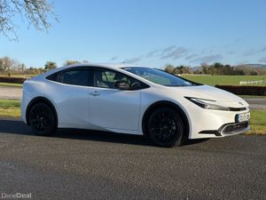 Toyota Prius 2025 plug in hybrid only 4000 KM - Image 2