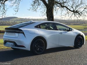 Toyota Prius 2025 plug in hybrid only 4000 KM - Image 4