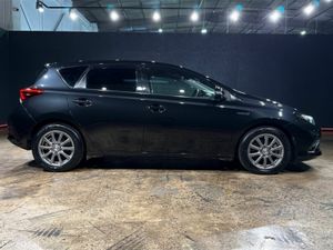 Toyota Auris STANDARD - HYBRID - BLACK HALF LEATHE - Image 3