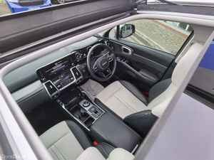 KIA SORENTO 2.2  AUTO DIESEL **SUNROOF + 7 SEATS** - Image 2