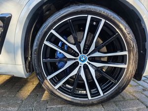 2025 BMW X5 50E M-M-SPORT - Image 4