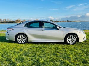 Toyota Camry HYBRID / AUTO - Image 4