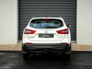 Nissan Qashqai 1.5 DSL SE Auto *PANORAMIC GLASS RO - Image 3