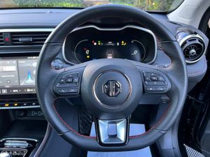 MG ZS TROPHY CONNECT EV // AS NEW CAR // 3, 000 MI - Image 4