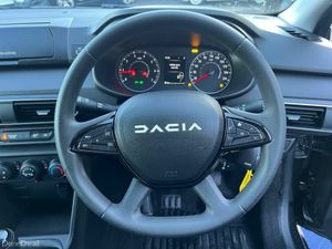 Dacia Jogger ESSENTIAL 7-SEATER 1.0 TCE // PARKING - Image 4