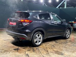 Honda Vezel 1.5L HYBRID AUTOMATIC - HALF BLACK LEA - Image 4