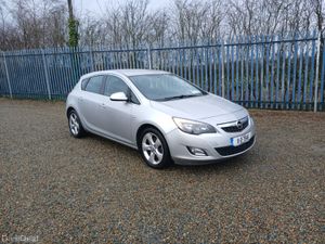Opel Astra 2011 - Image 2