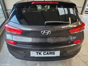 17 HYUNDAI i30 PETROL 5 DOOR DELUXE LAUNCH EDITION - Image 4