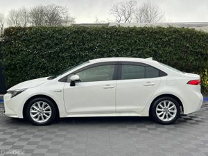 Toyota Corolla 1.8 HYBRID // REVERSE CAMERA // SER - Image 3