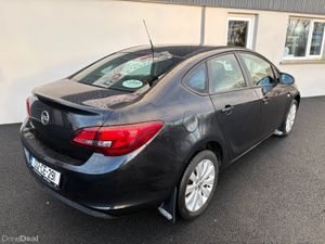 132 Opel Astra 1.4 Petrol 100PS - Low Kms - Image 4