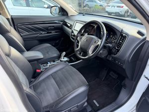 4X4 Plug-in Hybrid - High Spec - Like New - Image 2